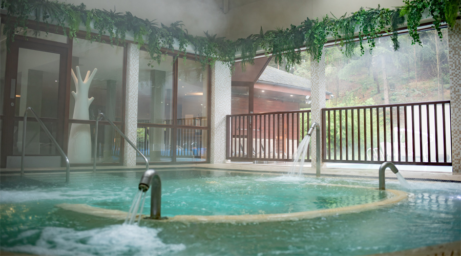 pool with jets and taps 