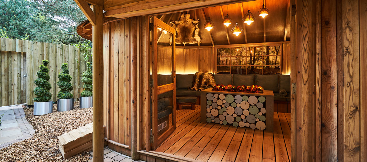 snug area with fire in middle